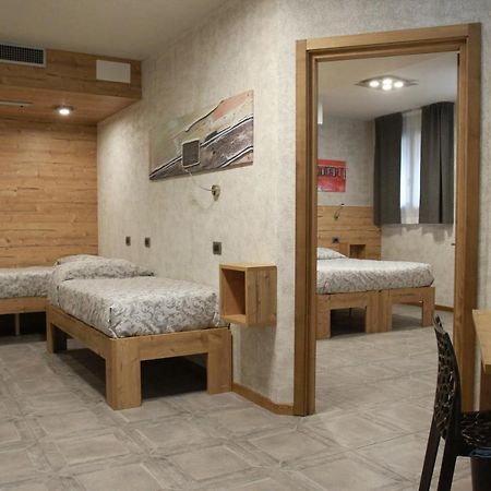Hotel Bed & Rooms , Corte Rossa -1 Min Walk To Bernina Express Tirano Eksteriør billede