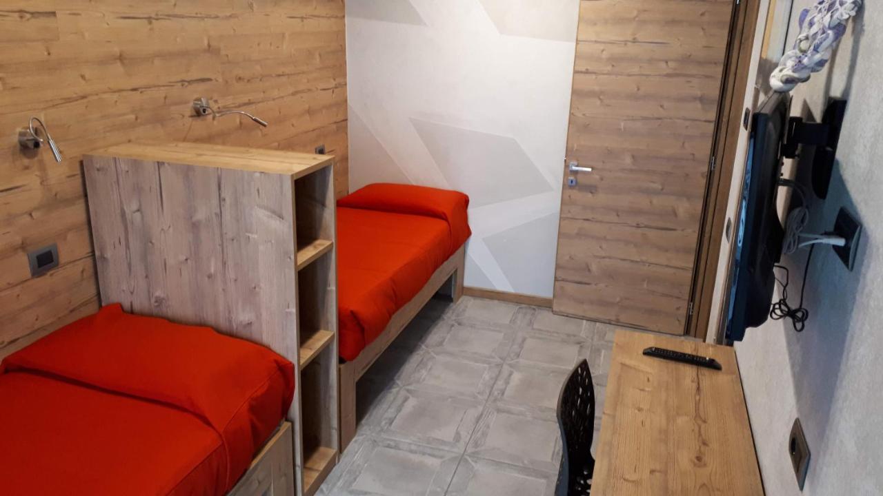 Hotel Bed & Rooms , Corte Rossa -1 Min Walk To Bernina Express Tirano Eksteriør billede