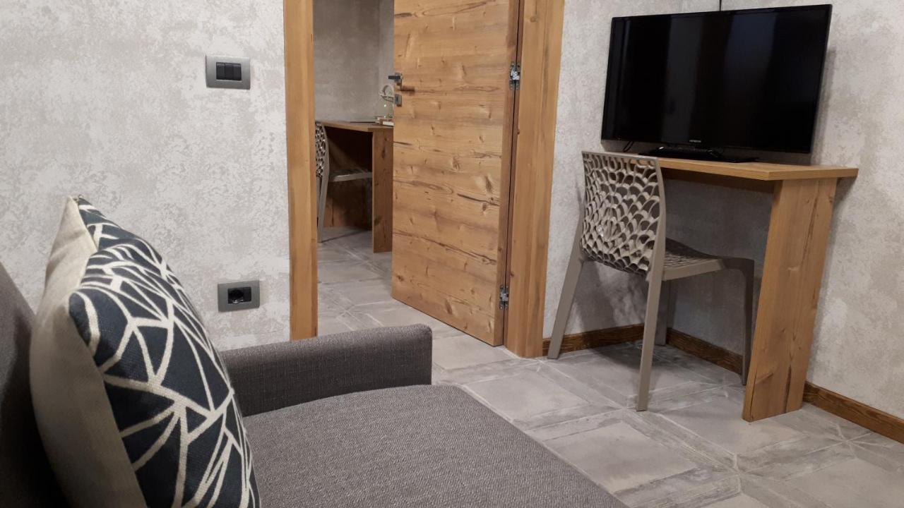 Hotel Bed & Rooms , Corte Rossa -1 Min Walk To Bernina Express Tirano Eksteriør billede
