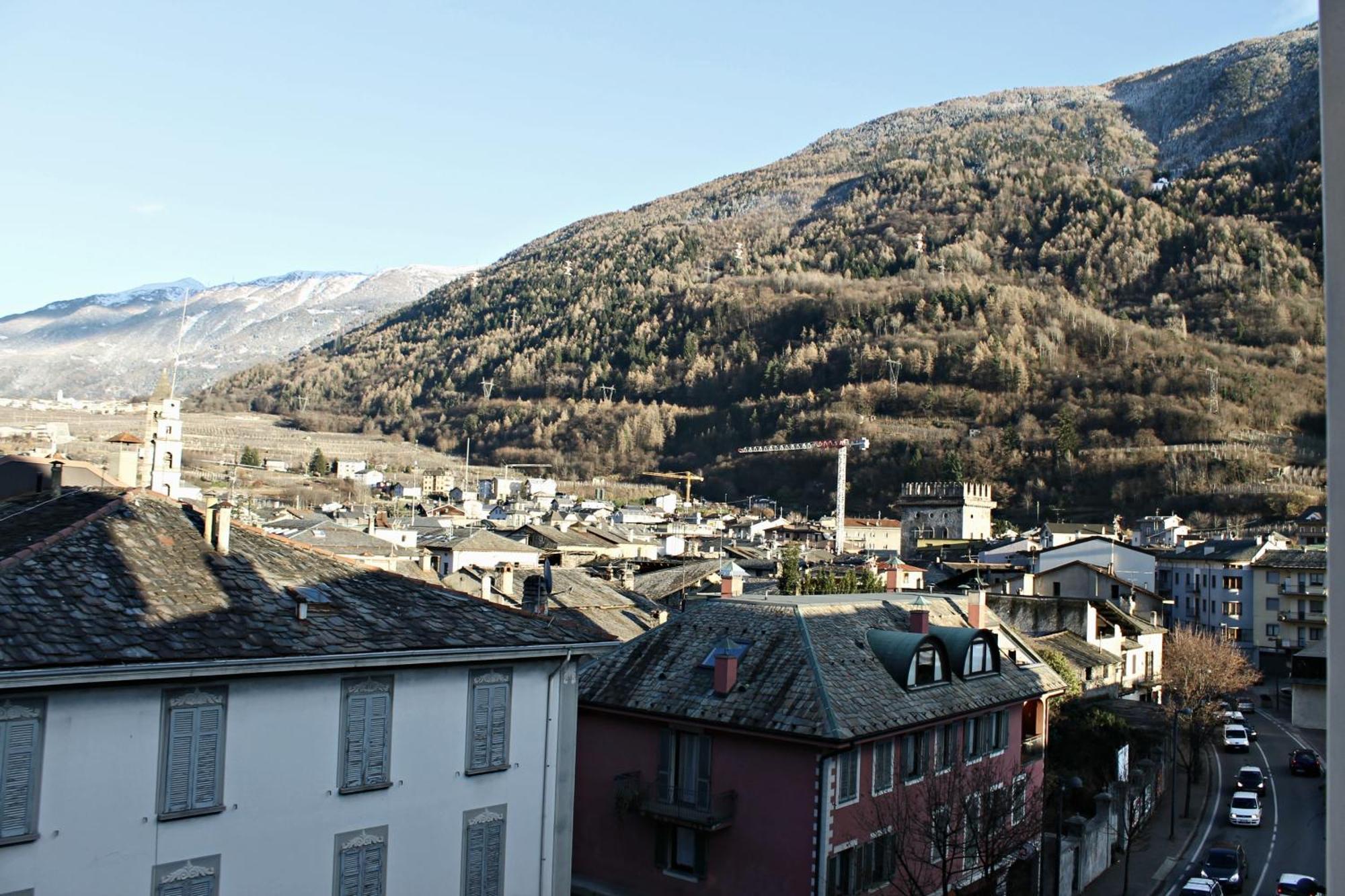 Hotel Bed & Rooms , Corte Rossa -1 Min Walk To Bernina Express Tirano Eksteriør billede