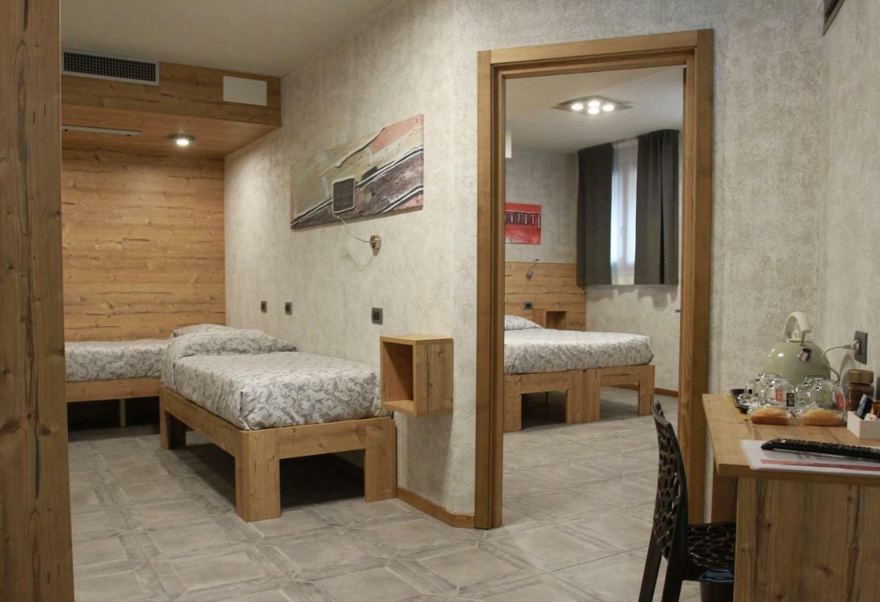 Hotel Bed & Rooms , Corte Rossa -1 Min Walk To Bernina Express Tirano Eksteriør billede