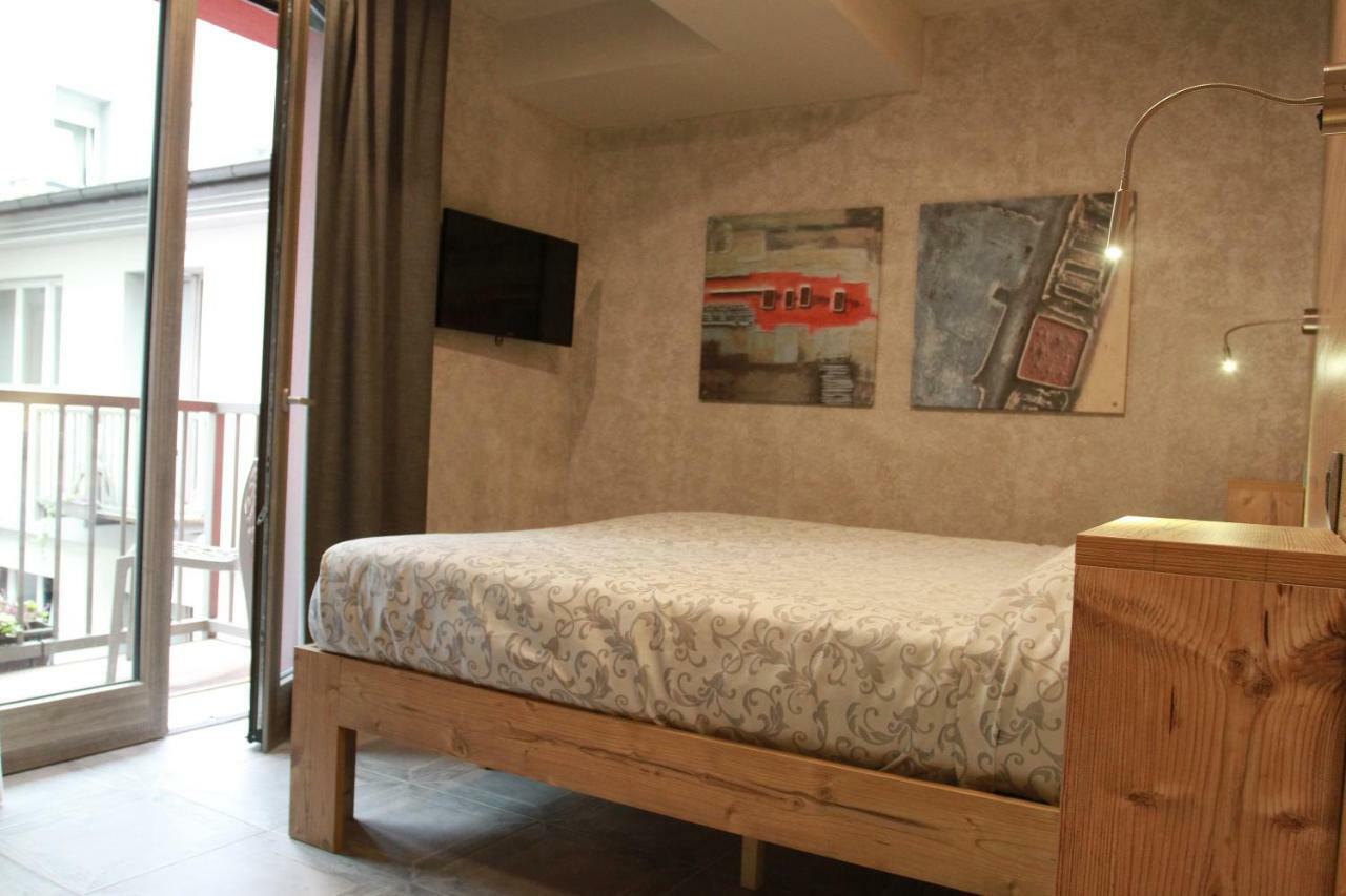 Hotel Bed & Rooms , Corte Rossa -1 Min Walk To Bernina Express Tirano Eksteriør billede